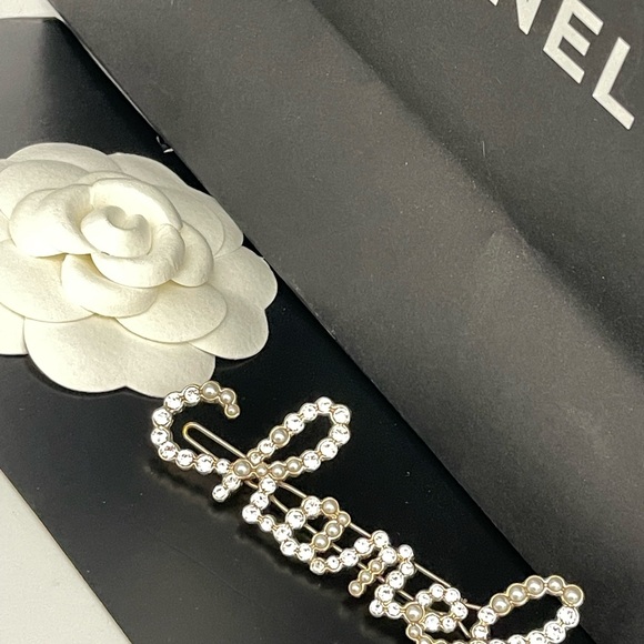Chanel Script Hair Clip
Crystals and Pearls like New - Picture 4 of 13
